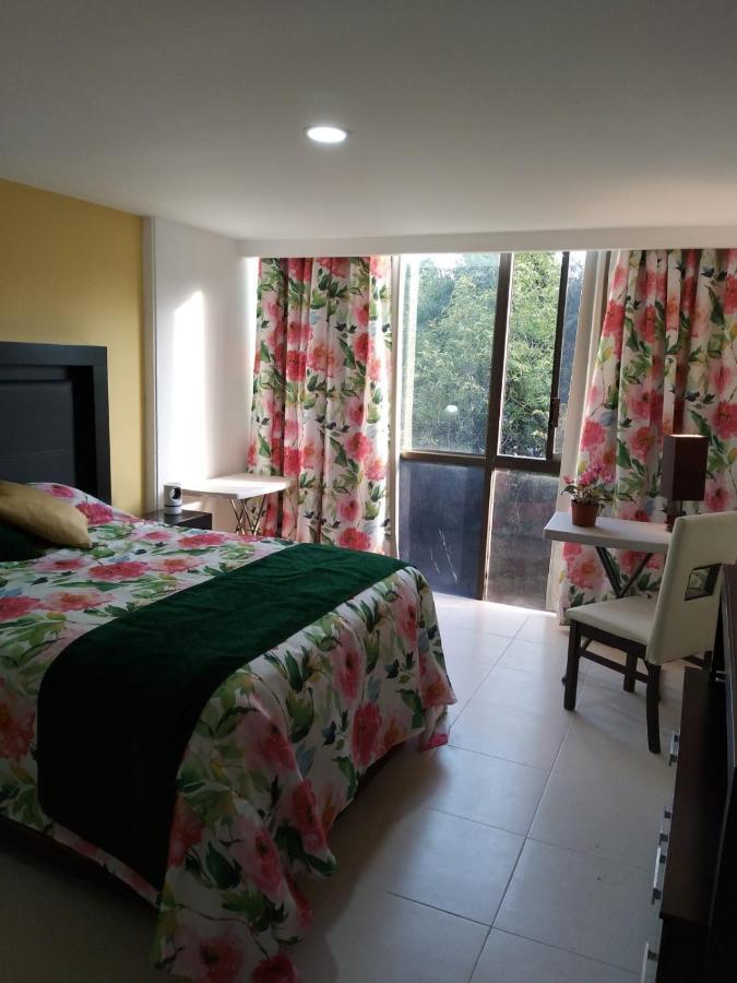 Charming Sunny Bedroom Overlooking Beautiful Amsterdam Avenue In Best Condesa Area Mexico City Exteriör bild